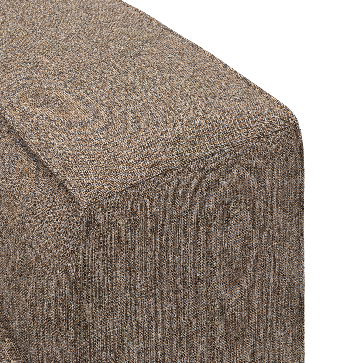 Nærbillede af hjørnet på en beige/taupe stofbetrukket sofa/puf med grov tekstur.