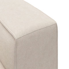 Nærbillede af beige stofsofarmlæn med rene syninger.