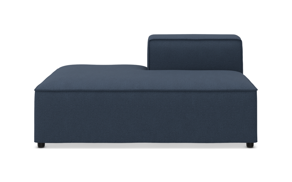 Modulsofa med kort ryglæn i mørkeblåt stof, set direkte forfra på neutral baggrund.