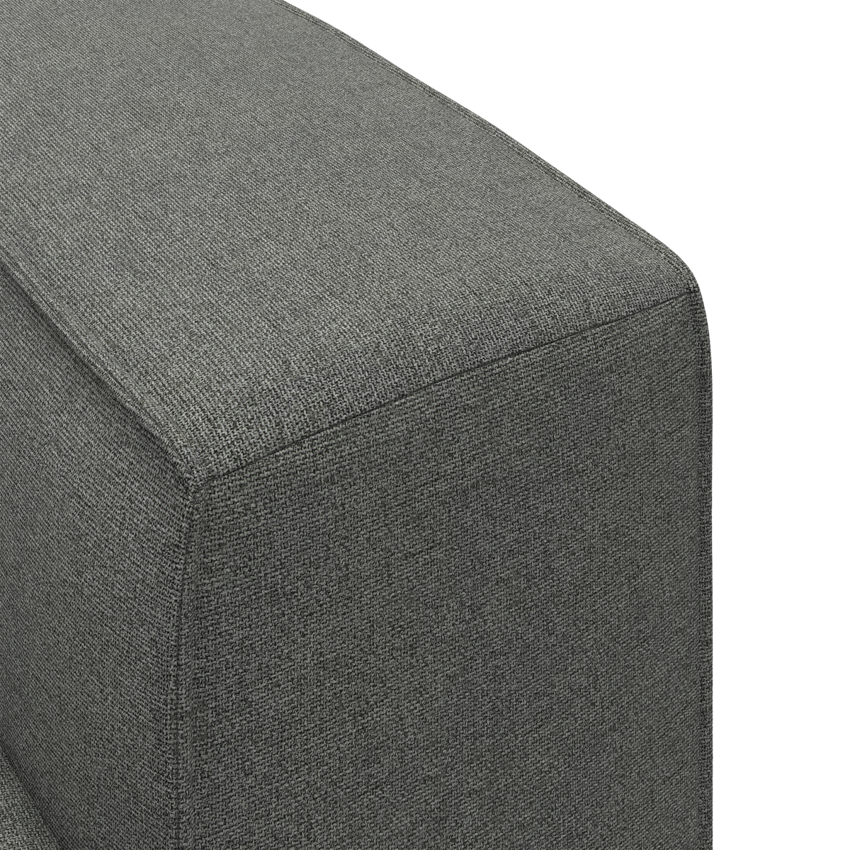 Nærbillede af gråt stofbetrukket sofa-arm med kasseformet, lige profil.