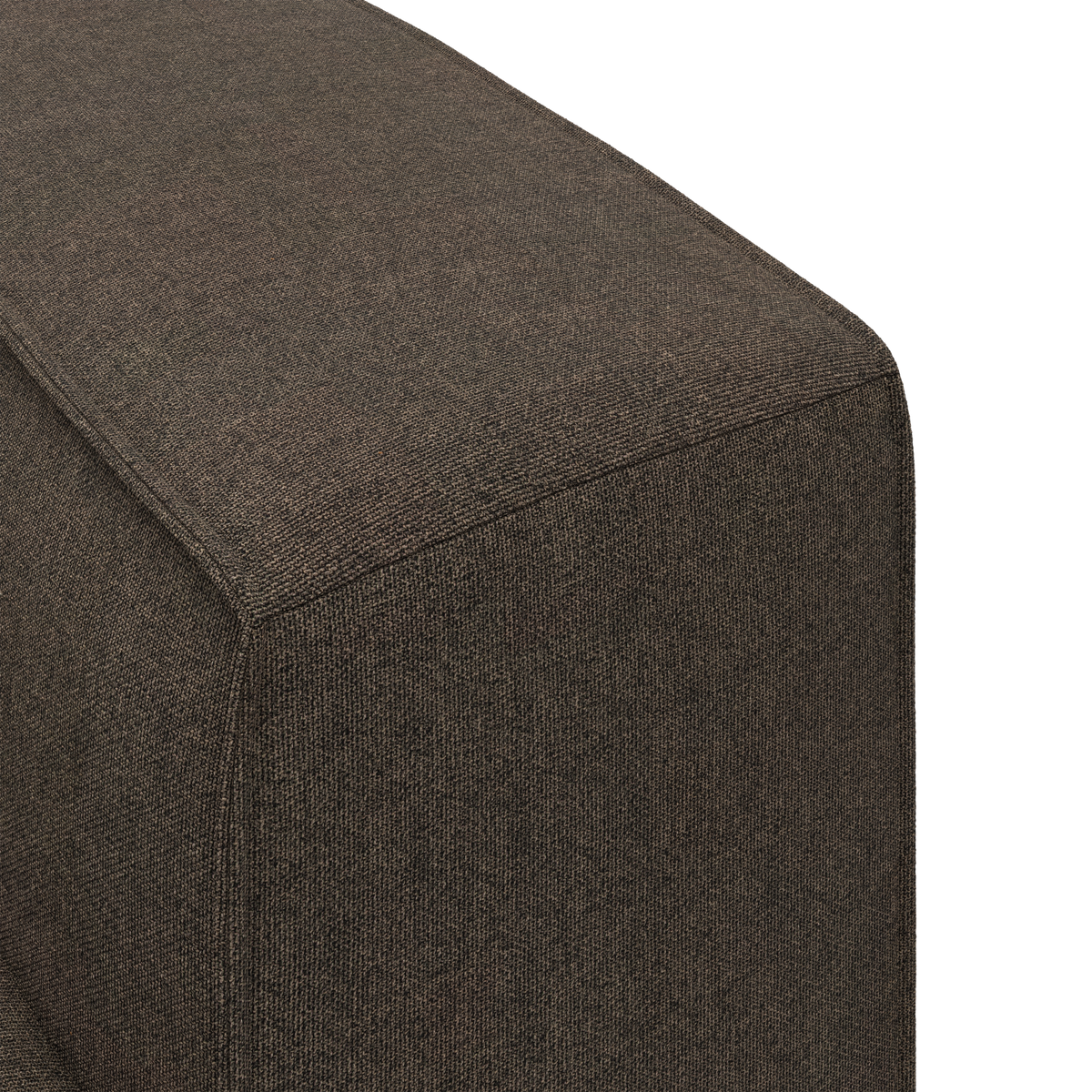 Nærbillede af brun tekstilpolstring på en rektangulær sofa/puf med tydeligt hjørne, studieisoleret.