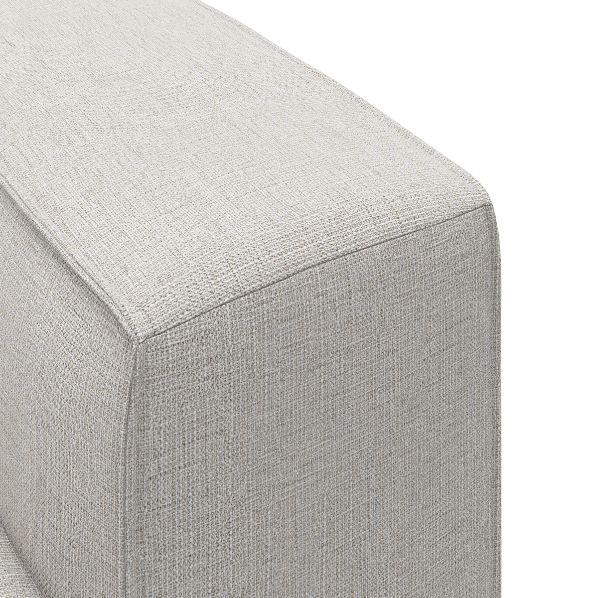 Nærbillede af beige stofbetrukket sofaarm med struktureret væv og skarpe syninger.