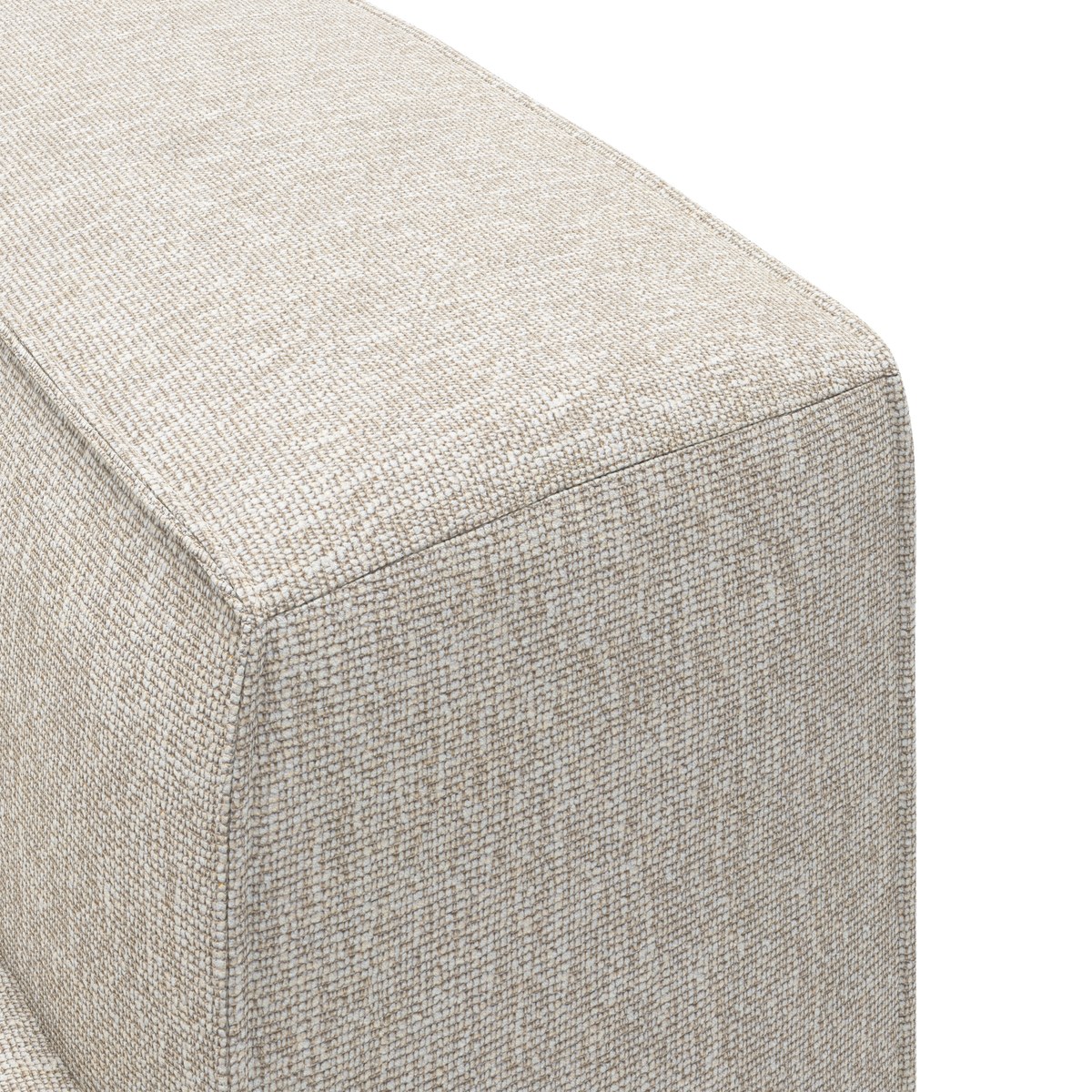 Nærbillede af beige, tekstureret stofpolstring på et sofa-hjørne med synlig syning.