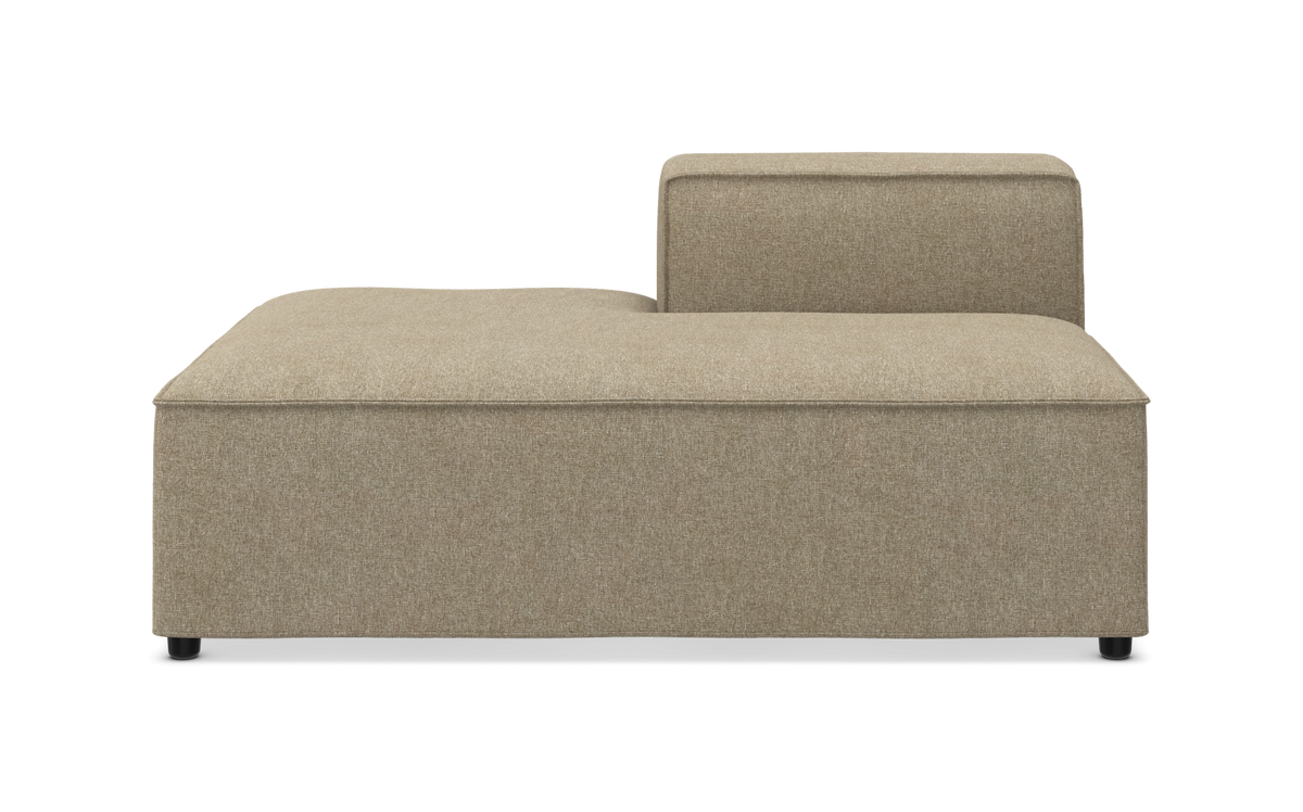Beige modulsofa med lav ryglæn i højre side, fritlagt og set forfra.