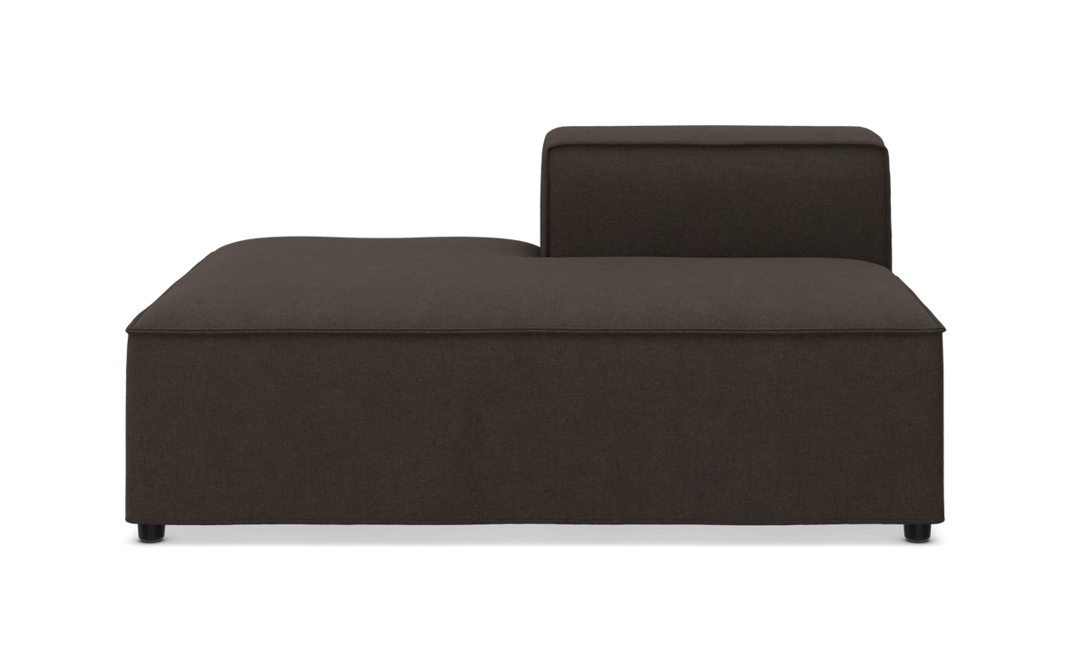 Mørkebrun modulsofa med lav siddehøjde og ryglæn i højre side, frilagt produktfoto forfra.