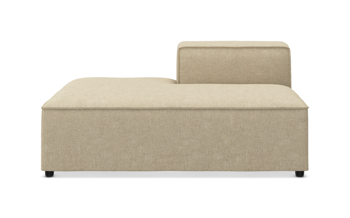 Beige modulsofa/chaise-sektion med lav ryg, set forfra på hvid baggrund.