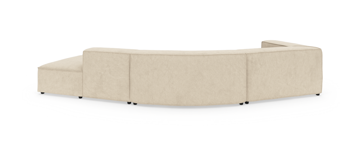 Beige, modulær, buet sofa set skråt bagfra på hvid studiebaggrund.