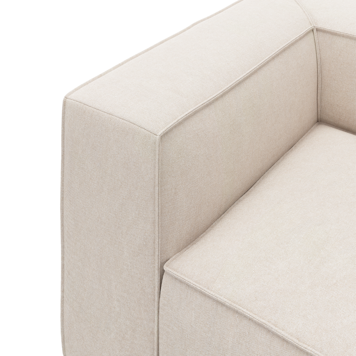 Nærbillede af beige stofsofa med bred armlæn og markerede syninger.
