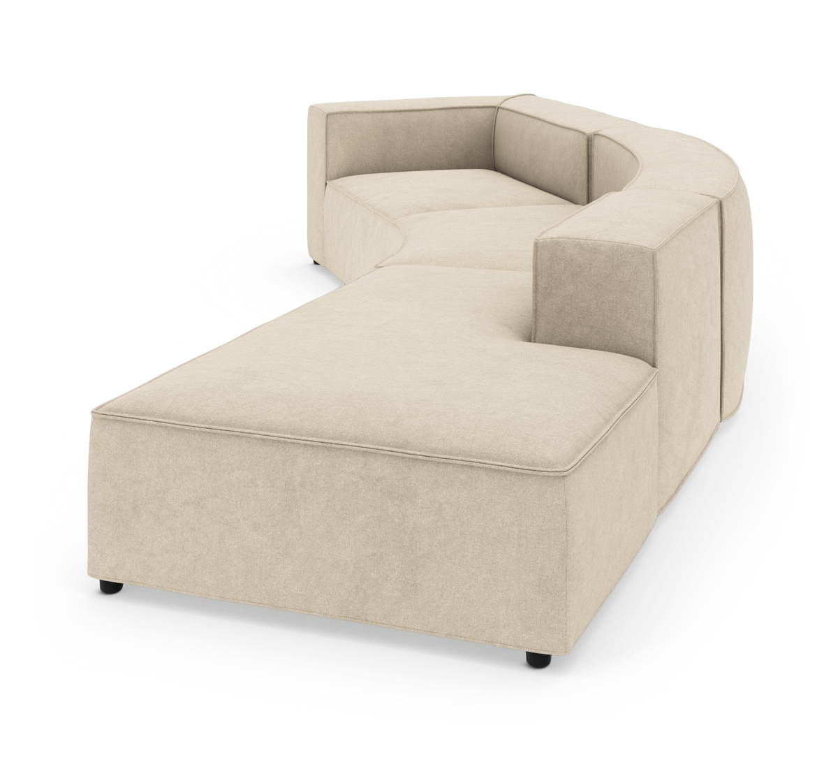 Beige, modulær, buet hjørnesofa i studiemiljø, vist i trekvartsvinkel.