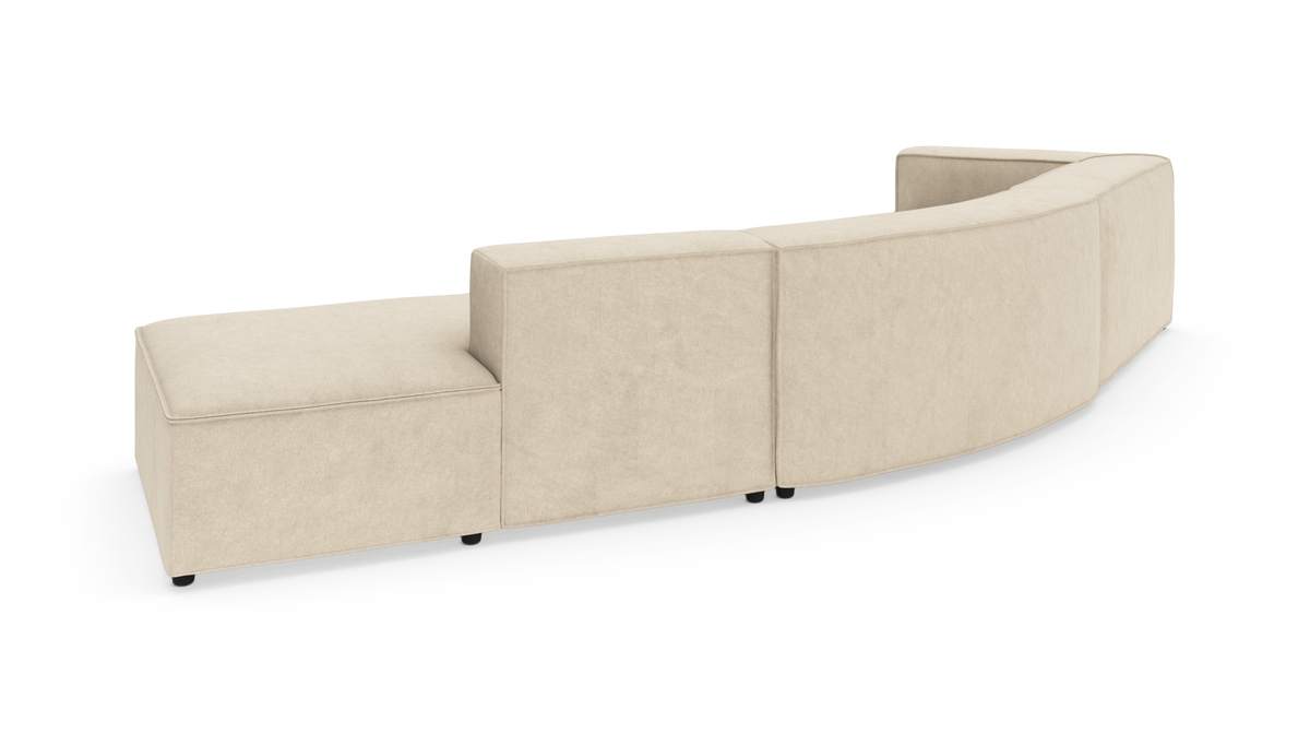 Beige modulsofa med blød, buet form, frilagt på hvid baggrund.