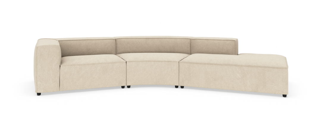 Beige modulsofa i stof med let buet form, fotograferet forfra mod hvid baggrund.