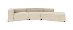 Beige modulsofa i stof med let buet form, fotograferet forfra mod hvid baggrund.