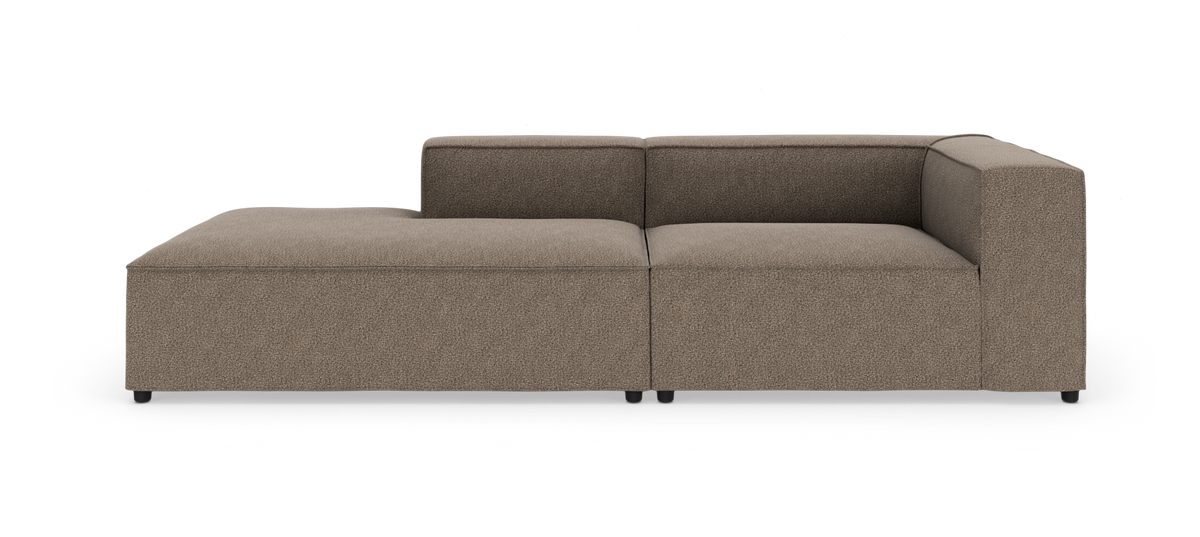 Brun modulsofa med venstrevendt chaiselong og højre armlæn, frilagt på hvid baggrund.