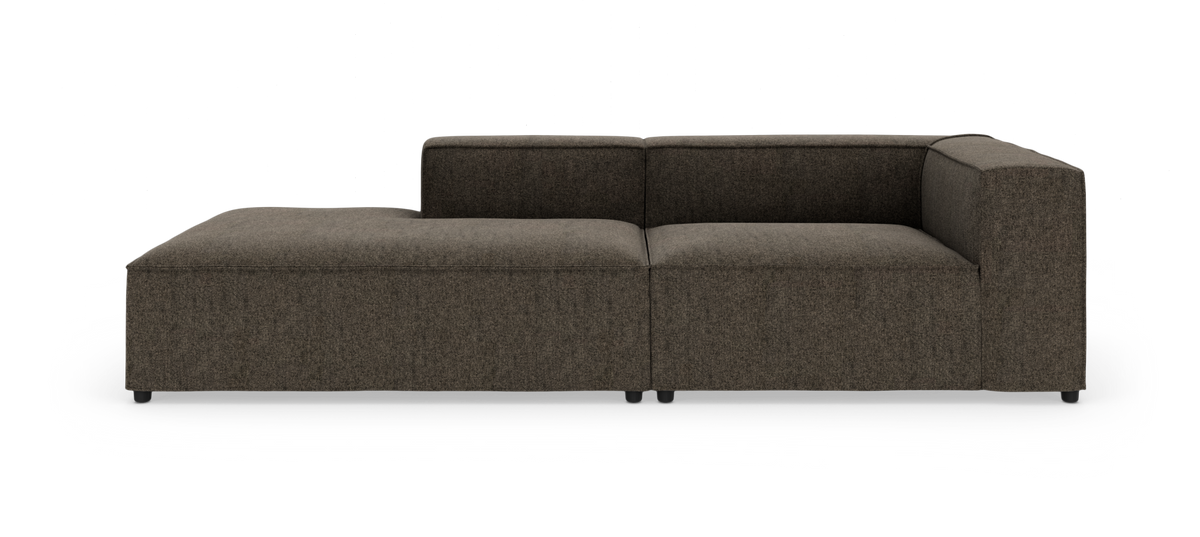 Modulsofa med chaiselong til venstre i mørkebrun tekstil, fotograferet lige forfra på hvid baggrund.