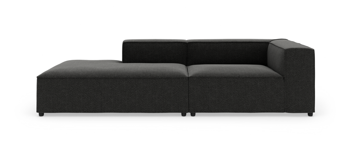Mørkegrå modulsofa med venstrevendt chaiselong, frilagt mod hvid baggrund, set forfra.