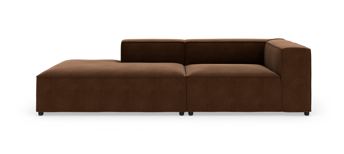 Brun modulsofa med chaiselong til venstre, frilagt på hvid baggrund.