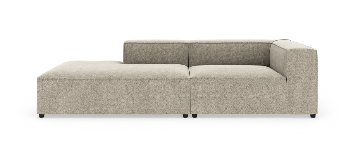 Modulsofa med venstrevendt chaiselong i beige stof, fotograferet lige for i studie.