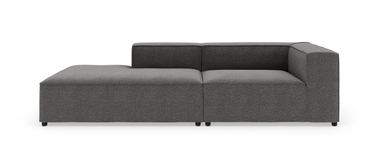 Grå modulsofa med venstre chaiselong, set fra fronten på hvid baggrund.