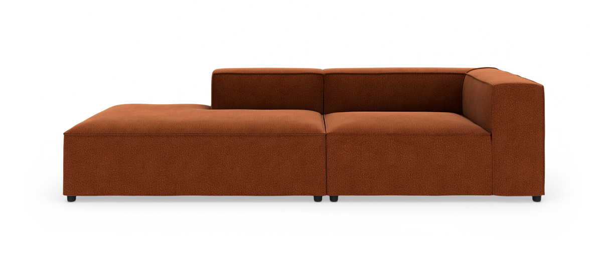Modulær hjørnesofa med venstre chaiselong i rust-rød tekstil, fritlagt på hvid baggrund.