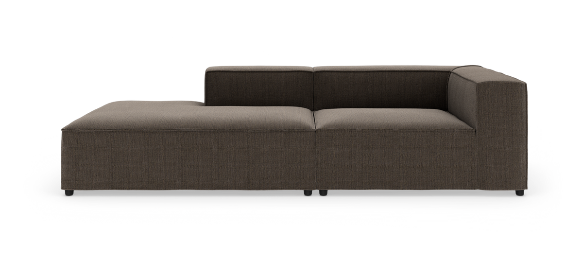 Modulsofa med chaiselong i mørkebrun tekstil på hvid baggrund, set forfra.