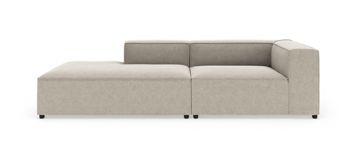 Beige modulsofa med venstre chaiselong og højre hjørne/arm, fotograferet forfra på hvid baggrund.
