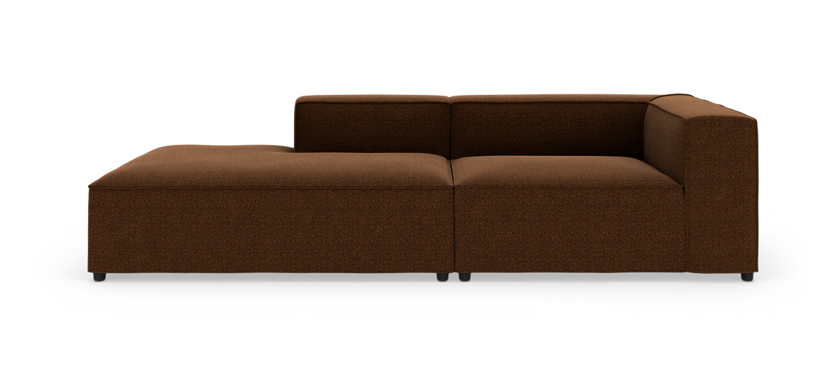 Modulsofa med venstrevendt chaiselong i brun tekstil, fritstående på hvid baggrund i frontvisning.