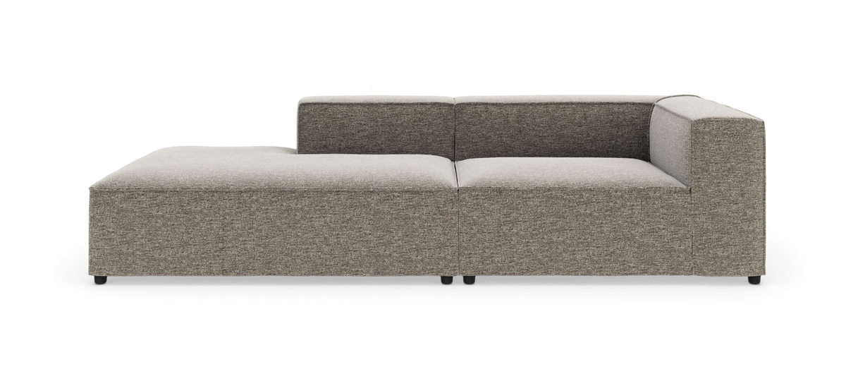 Modulsofa med chaiselong til venstre i grå‑beige stof, frilagt på hvid baggrund.