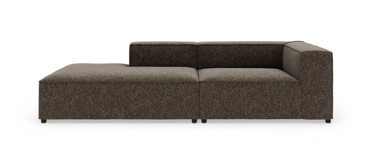 Modulsofa med venstrevendt chaiselong i mørkebrun meleret tekstil, frilagt på hvid baggrund.