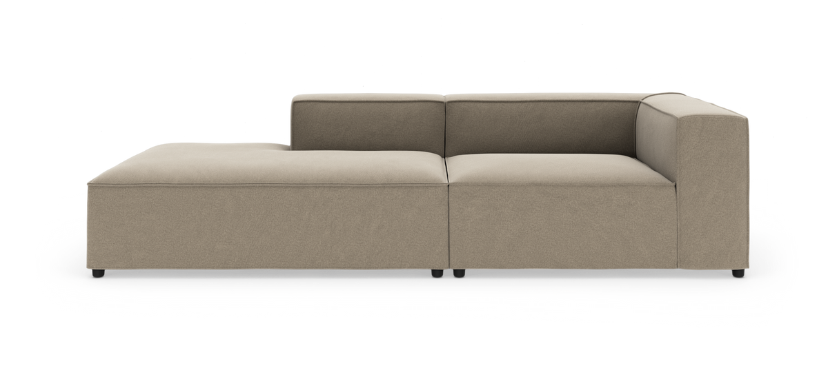 Modulsofa med chaiselong i beige stof, set forfra på hvid baggrund.