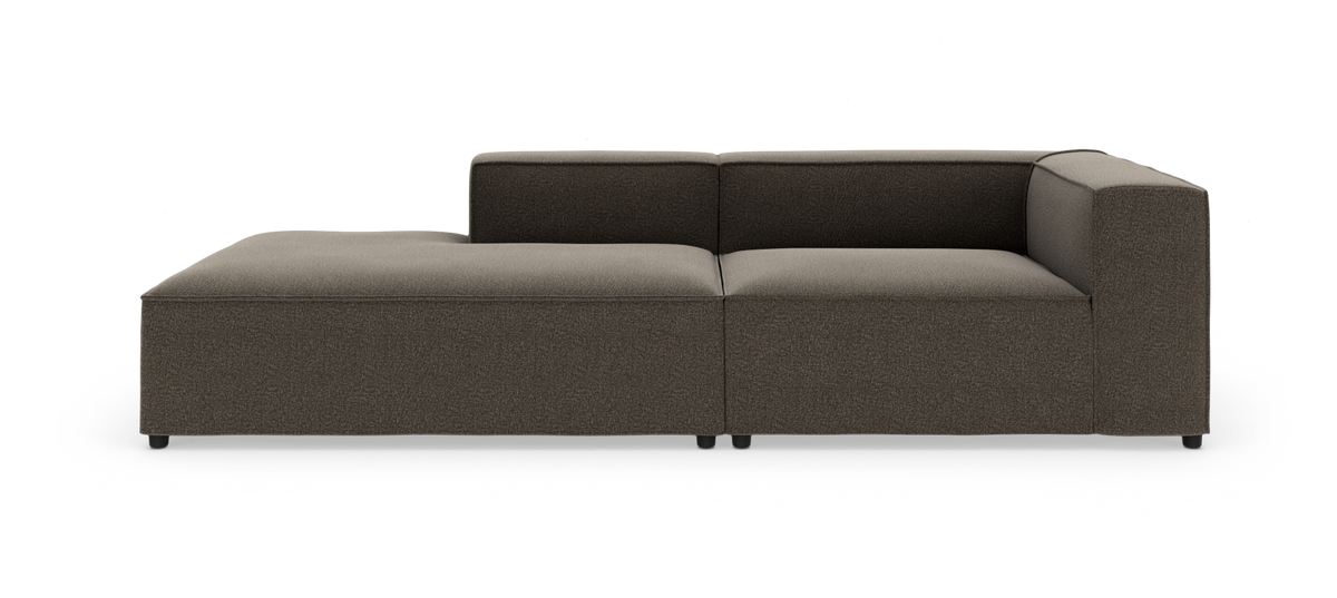 Brun modulsofa med venstrevendt chaiselong på hvid studiobaggrund.
