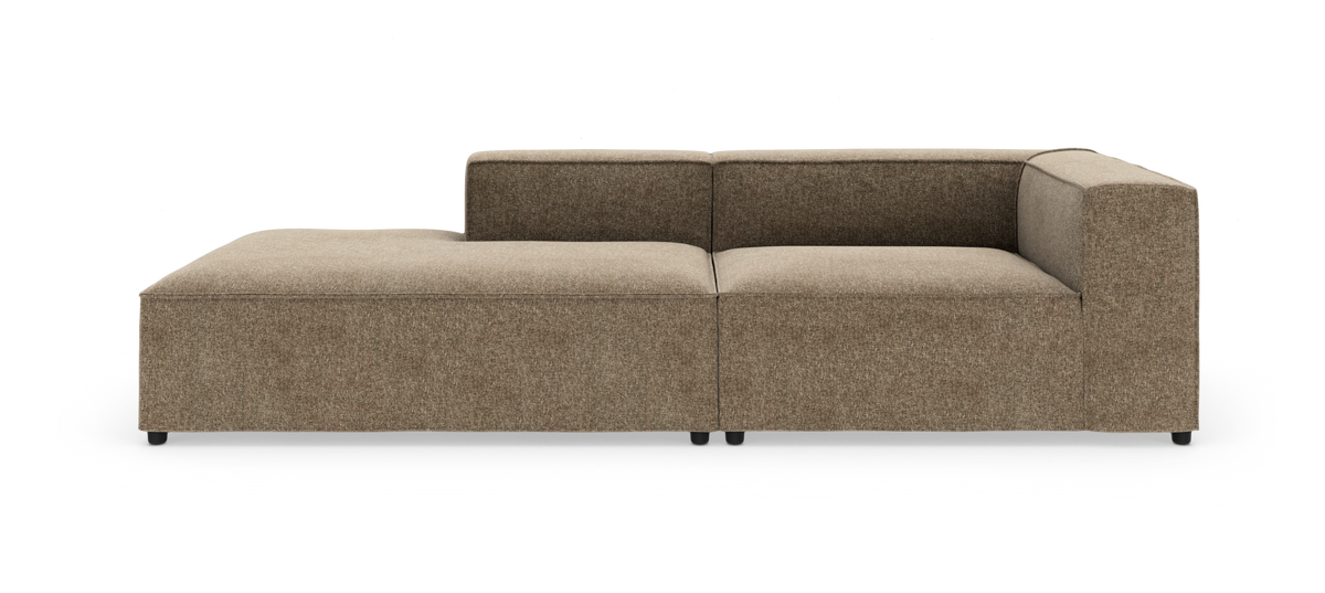 Modulsofa med venstre chaiselong og højre armlæn i beige stof på hvid baggrund.