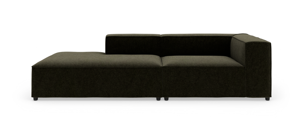 Mørkegrøn modulsofa med chaiselong, set direkte forfra på hvid baggrund.