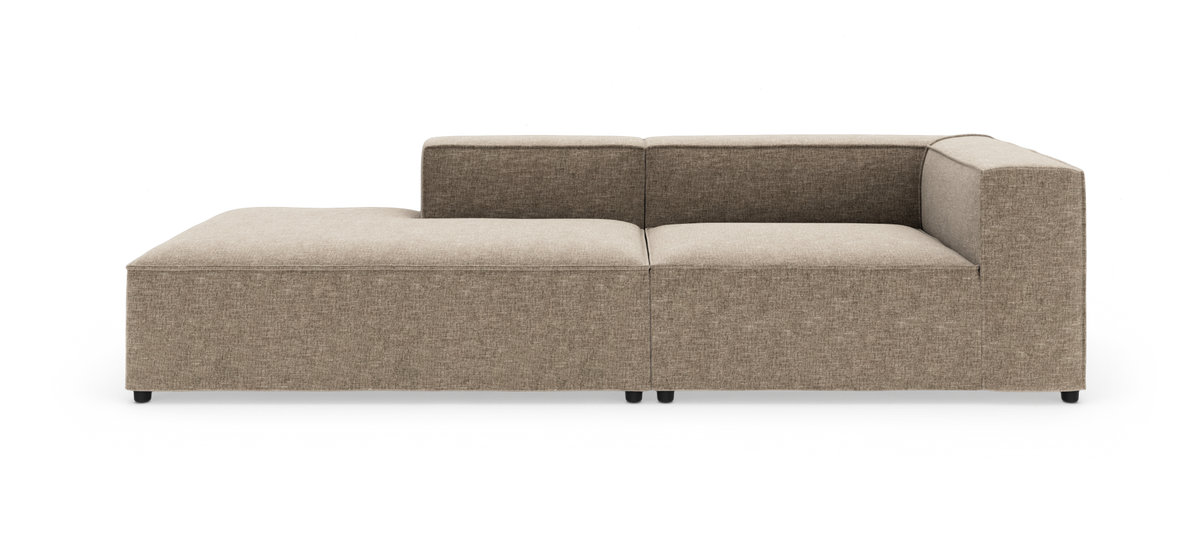 Modulsofa i beige stof med venstre chaiselong og højre armlæn, frilagt på hvid baggrund.