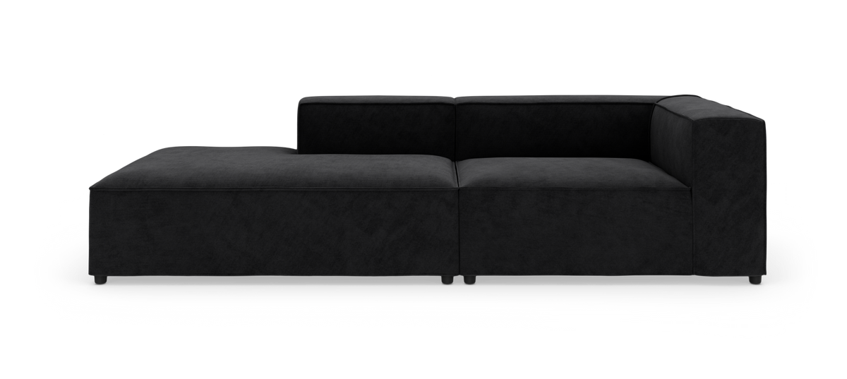 Modulsofa i sort stof med venstrevendt chaiselong, set forfra.