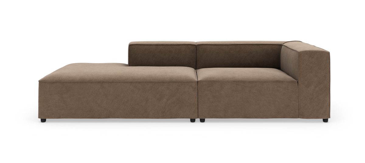 Modulsofa i brun tekstil, L‑form med chaiselong til venstre, frilagt på hvid baggrund.