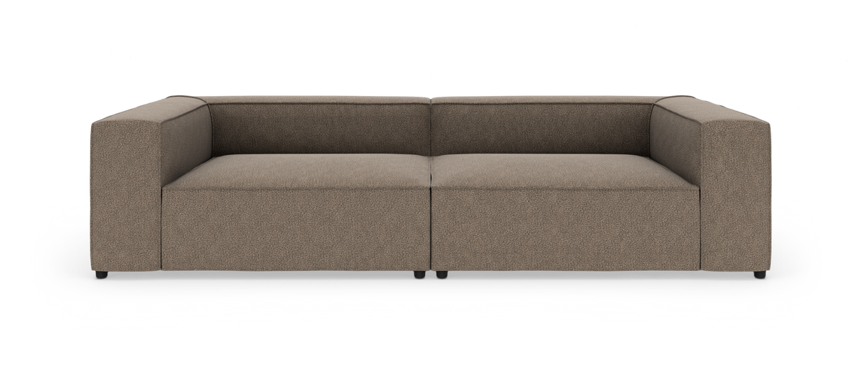 Modulsofa i taupe stof med brede armlæn, frilagt på hvid baggrund.