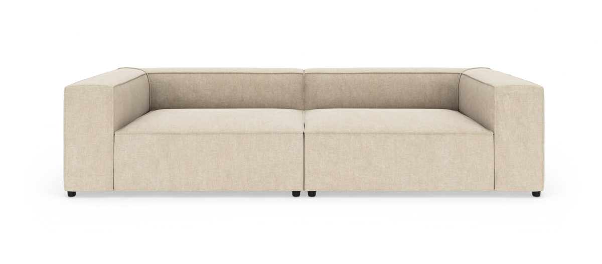 Beige modulsofa med brede armlæn og lav profil, to sædemoduler, frilagt på hvid baggrund.