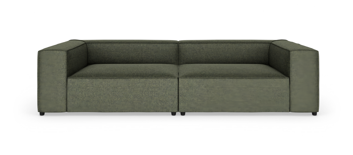 Grøn, boxet tosædet stofsofa set forfra mod hvid baggrund.