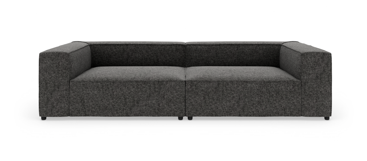Mørkegrå, lav modulær 2-personers sofa med kraftige kubeformede armlæn, set forfra på hvid baggrund.
