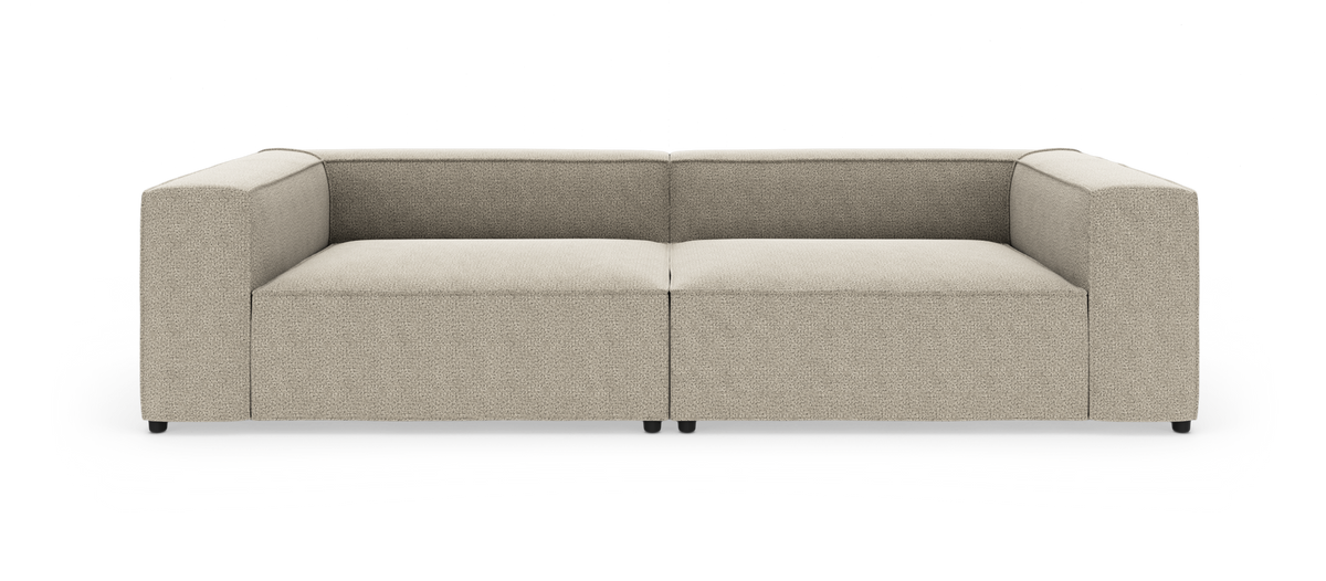 Beige modulsofa med brede blokarmlæn og lav ryg; to-sæders i tekstil på hvid studiobaggrund.