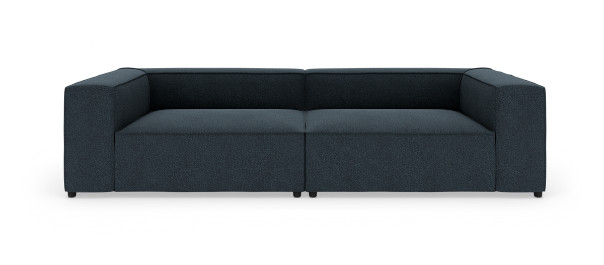 Mørkeblå, moderne 2-personers modulsofa med lav ryg og brede blokarmlæn, fritlagt på hvid baggrund i frontvisning.