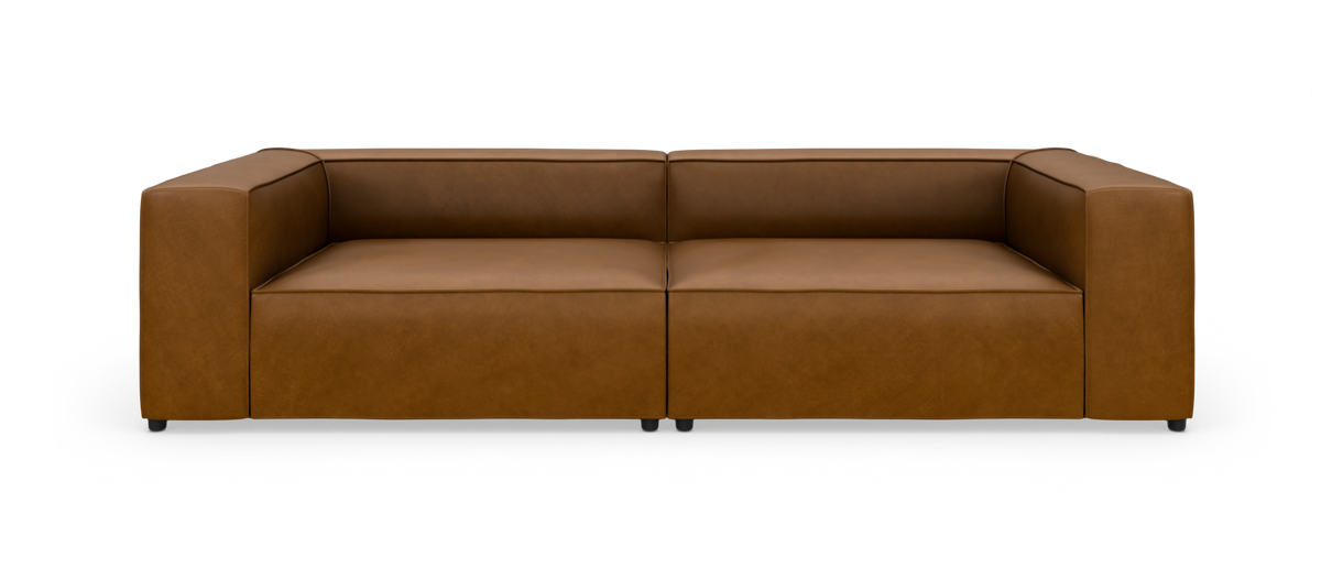 Brun lædersofa med skarpe linjer og to sæder, set forfra på hvid baggrund.