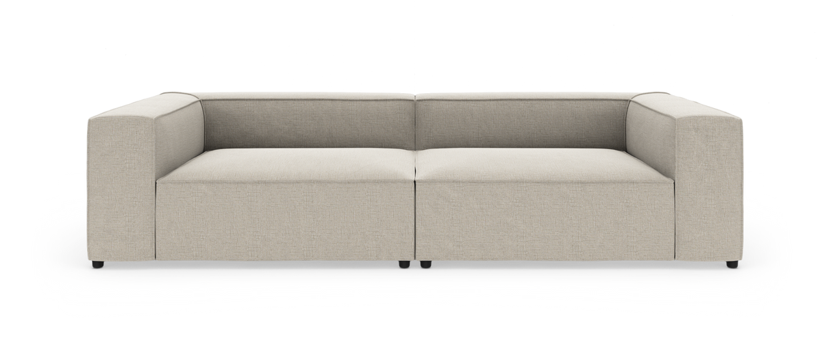 Beige, modulær 2-personers sofa med brede armlæn i stof, fotograferet lige forfra i studieopstilling.
