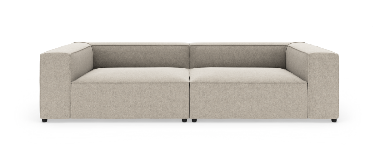 Beige, moderne tosæders sofa med brede armlæn på hvid baggrund.