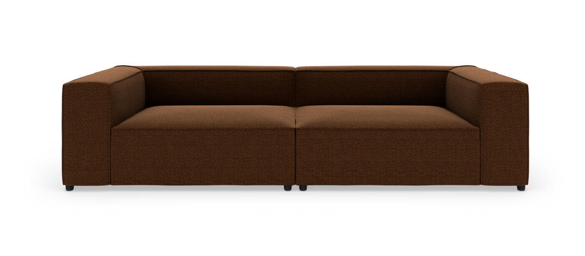 Brun, modulær 2-personers sofa med kraftige, firkantede armlæn på hvid studiobaggrund.