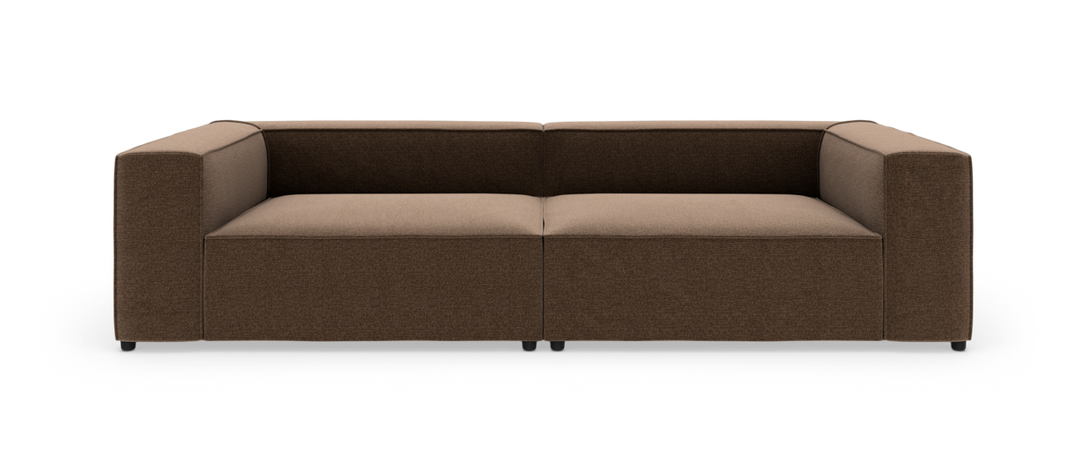 Brun, moderne 2-personers sofa med brede, firkantede armlæn på hvid baggrund.