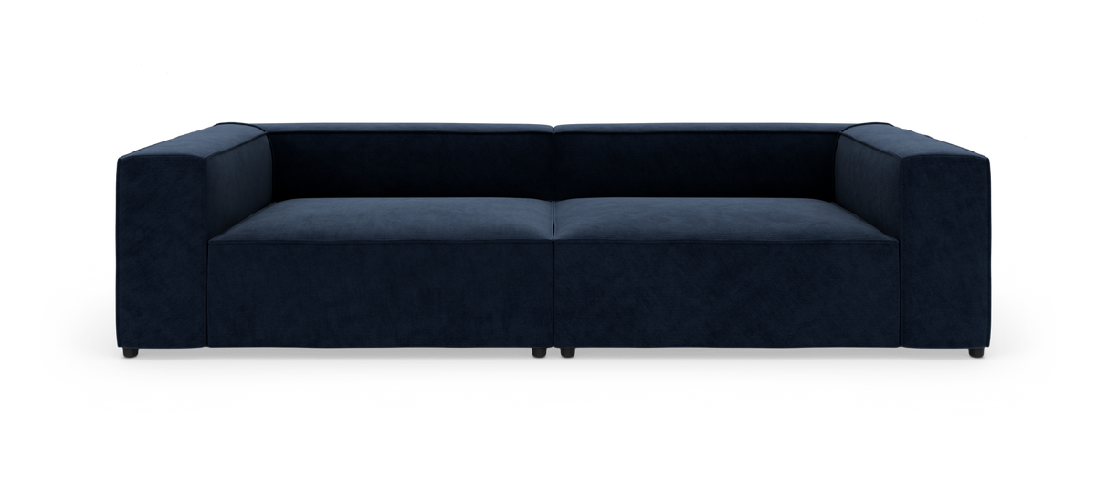 Mørkeblå, moderne to-personers sofa med brede, kantede armlæn, fritlagt på hvid baggrund.