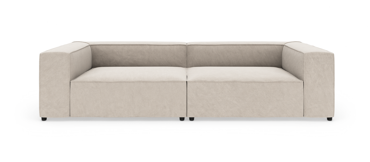 Beige, moderne to-personers modulsofa med brede armlæn på hvid studiobaggrund.