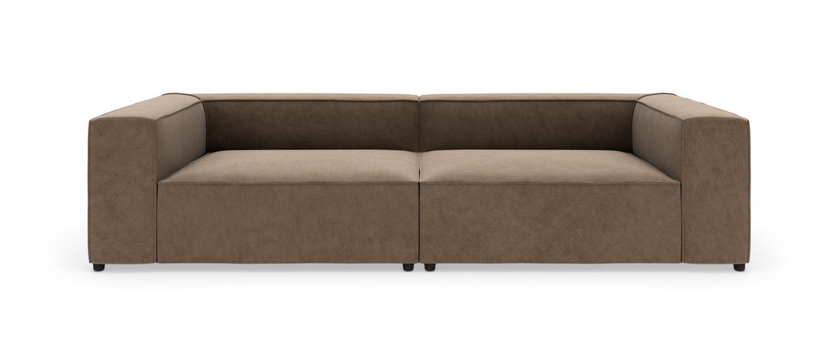 Brun modulsofa med brede armlæn, fotograferet lige forfra på hvid studiobaggrund.