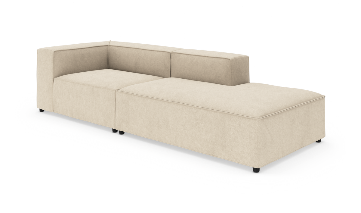 Beige modulsofa med venstrehjørne og bred chaiselong i højre side, vist på hvid studiebaggrund.